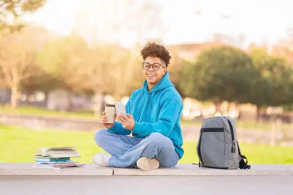 Brezilyalı Üniversite Öğrencisi Kahveden Hoşlanıyor Akıllı Telefonunu Internet Eğitimi Için — Stok fotoğraf