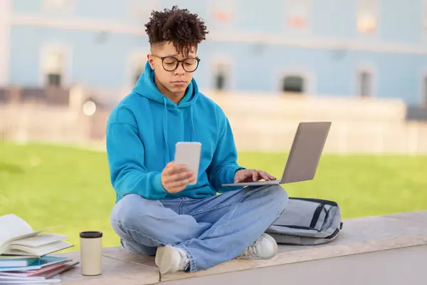 Learning Overstuur Gestresste Zwarte Student Leest Boodschap Smartphone Tijdens Het — Stockfoto