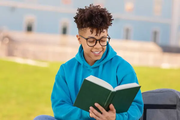 Gusano Biblioteca Feliz Estudiante Afroamericano Anteojos Leyendo Libro Sentado Parque — Foto de Stock