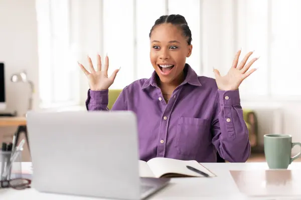Şaşırmış Neşeli Bayan Öğrenci Çalışırken Bilgisayarına Bakarken Ellerini Kaldırıyor Iyi — Stok fotoğraf