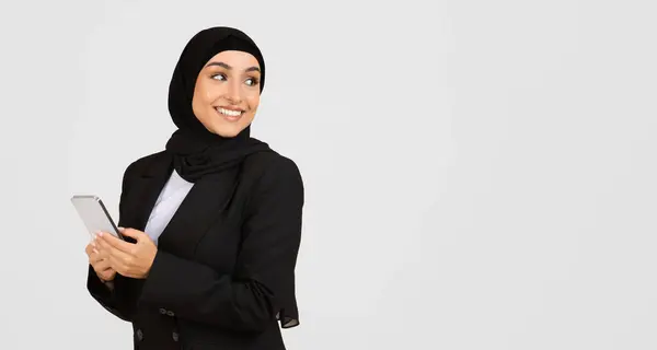 Empresaria Musulmana Comprometida Alegre Que Usa Hijab Sostiene Teléfono Inteligente —  Fotos de Stock