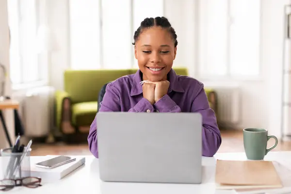 Mor Tişörtlü Içerik Sahibi Siyahi Bayan Öğrenci Dizüstü Bilgisayarına Bakarken — Stok fotoğraf