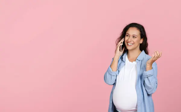 Веселая Красивая Молодая Беременная Женщина Большим Животом Разговаривают Телефону Другом — стоковое фото