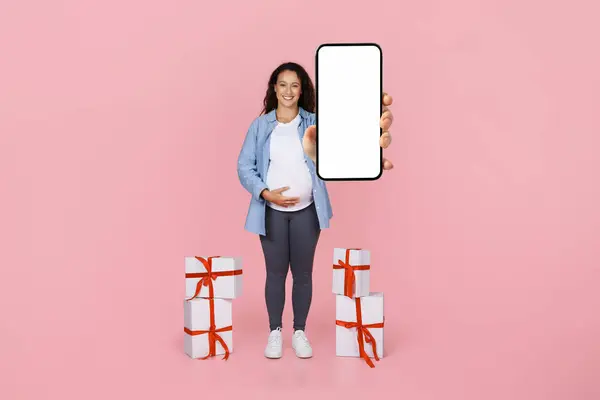 Lächelnde Junge Hübsche Schwangere Frau Mit Smartphone Mit Weißen Leeren — Stockfoto