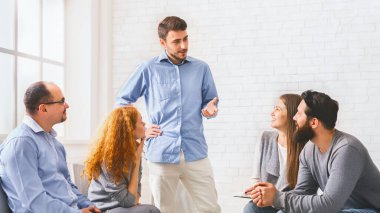 Grup Terapi Toplantısı. Rehabilitasyonda Toplumla Konuşan Genç Adam, Başarılı Kurtarma ve Boş Alan Hikayesini Paylaşıyor