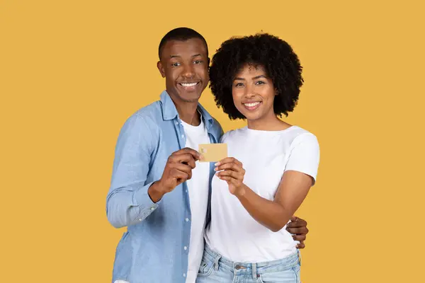 Jeune Couple Noir Joyeux Tient Étroitement Une Carte Crédit Partageant — Photo