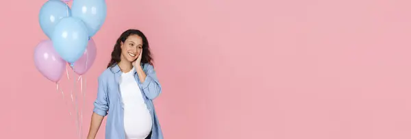 Roztomilá Těhotná Dáma Růžovými Modrými Balónky Dotýkající Její Tváře Usmívající — Stock fotografie