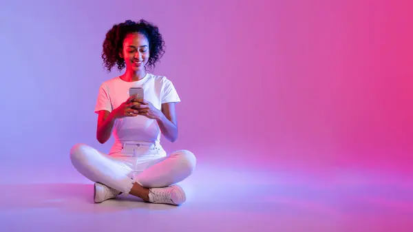 Sonriente Joven Mujer Negra Con Pelo Rizado Absorto Uso Teléfono — Foto de Stock