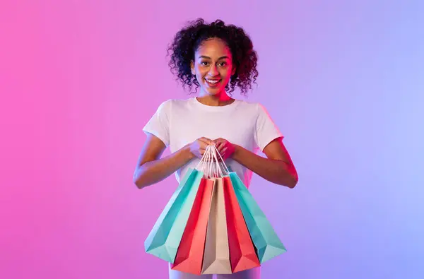 Kıvırcık Saçlı Parlak Siyah Kadın Alışveriş Torbaları Tutuyor Başarılı Alışveriş — Stok fotoğraf