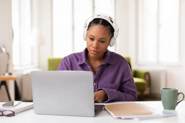 Kulaklık Takan Afrika Kökenli Amerikalı Kız Öğrenci Ortamında Bilgisayarla Çalışırken — Stok fotoğraf