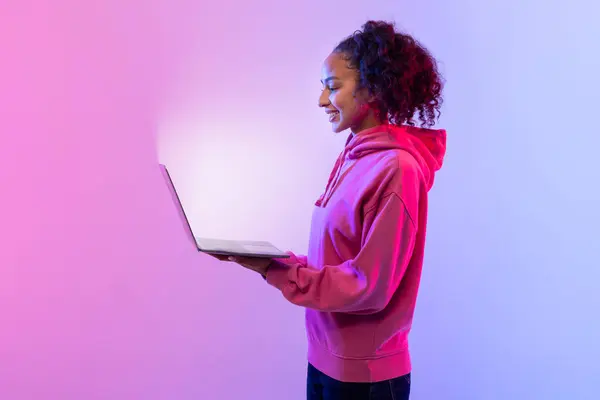 Neşeli Genç Bayan Elinde Parlak Ekranlı Bir Dizüstü Bilgisayar Tutuyor — Stok fotoğraf