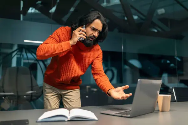 Стресс Тысячелетний Индийский Менеджер Бизнесмен Дерущийся Телефону Своим Помощником Глядя — стоковое фото