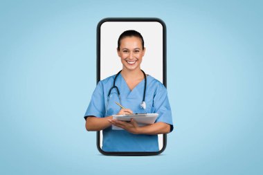 Mutlu genç bayan doktor büyük akıllı telefon ekranında, mavi arka planda, stüdyoda, kolajda yazı yazıyor. Tıbbi danışma uygulaması uzaktan konsept
