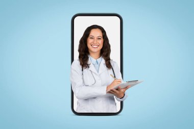 Modern tıp hizmetleri. Stetoskop ve not panosuyla hastaya reçete yazan neşeli genç doktor.
