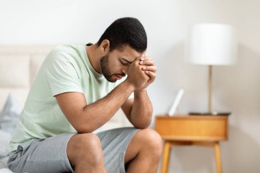 Hüsrana uğramış, depresyonda olan, pijama giyen, evde tek başına oturan, alnına dokunan, orta yaş bunalımı geçiren, boşanma sürecinde olan,