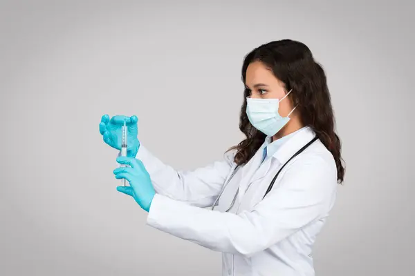 Impfkonzept Ärztin Medizinischer Schutzmaske Mit Blick Auf Spritze Ärztin Bereit — Stockfoto