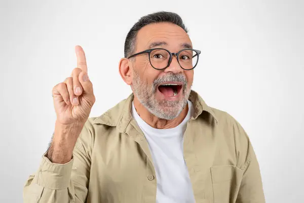 Concepto Idea Emocionado Caballero Senior Señalando Con Dedo Hacia Arriba — Foto de Stock