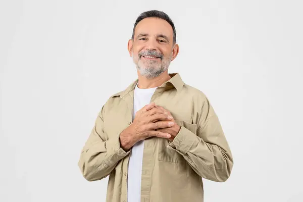 Dankbaarheid Concept Dankbare Oudere Man Houdt Beide Handpalmen Borst Glimlachende — Stockfoto