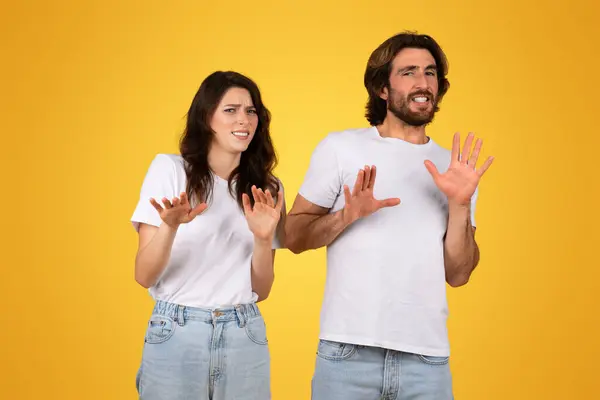 Endişeli Genç Avrupalı Çift Ellerini Sallayarak Durdular Reddedilme Korku Belirtileri — Stok fotoğraf