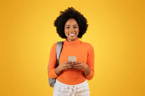Glimlachende Afro Amerikaanse Vrouw Met Krullend Haar Een Oranje Coltrui — Stockfoto