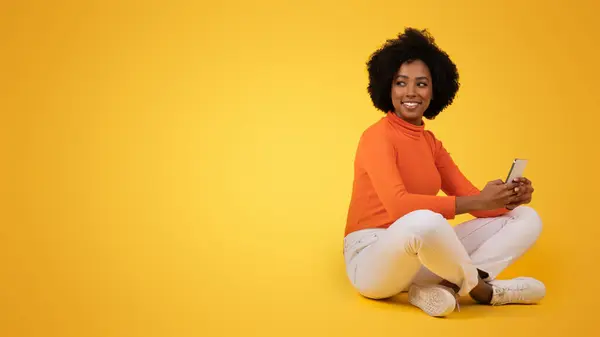 Inhoud Millennial Afro Amerikaanse Vrouw Met Krullend Haar Zitten Cross — Stockfoto