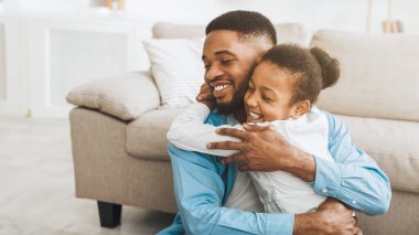 Seni Seviyorum, Baba Sevimli Kızı Evde Sevgi ve Şefkat ile Baba Sarılma