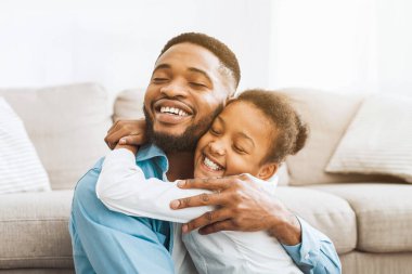 Kucaklama baba sevgi ve hassasiyet evde çok güzel