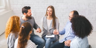 Terapi seansı. Farklı insanlar daire içinde el ele sandalyede oturan, psikolojik yardım kavramı