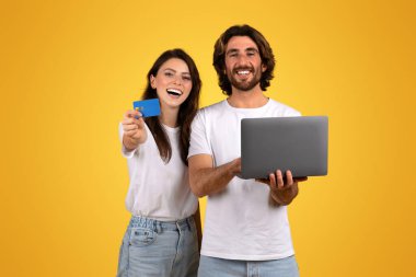 Çevrimiçi alışveriş yapan neşeli bir çift, elinde dizüstü bilgisayar tutan bir kadın, canlı sarı bir zemin, e-ticaret ve neşeli tüketim temaları çağrıştırıyor