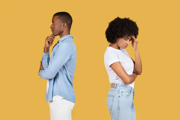 Een Beschouwende Zwarte Jongeman Een Gefrustreerde Jonge Vrouw Beide Diep — Stockfoto