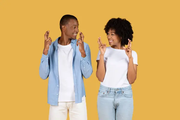 Joyeux Jeune Couple Noir Heureux Tenue Décontractée Faisant Joyeusement Les — Photo