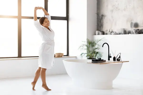 Hermosa Mujer Negra Blanco Albornoz Relajante Estiramiento Baño Moderno Mujer — Foto de Stock