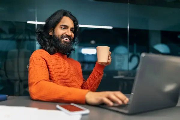 Молодой Индийский Предприниматель Работает Ноутбуке Современном Офисе Коворкинге Смотрит Экран — стоковое фото