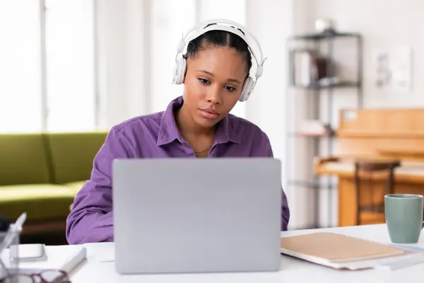 Geconcentreerde Zwarte Vrouwelijke Student Met Hoofdtelefoon Online Studeren Aandachtig Werken — Stockfoto