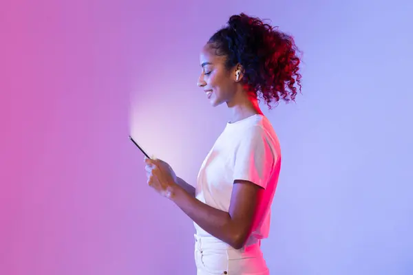 Gülümseyen Siyah Kadın Cep Telefonu Kullanıyor Ekranda Yüzünü Aydınlatıyor Kablosuz — Stok fotoğraf