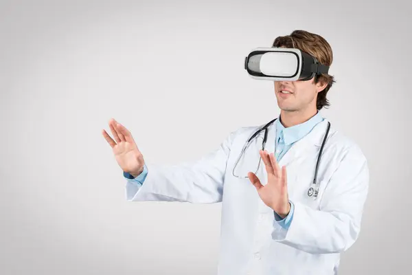 Male Doctor White Lab Coat Wearing Virtual Reality Headset Gesturing — Stock Photo, Image