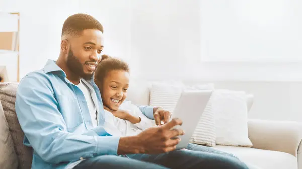 Father Daughter Watching Movie Tablet Spending Time Together Home — Stock Photo, Image