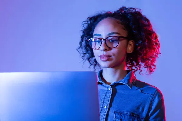 Professional Young Black Woman Curly Hair Glasses Concentrating Her Laptop — Stock Photo, Image