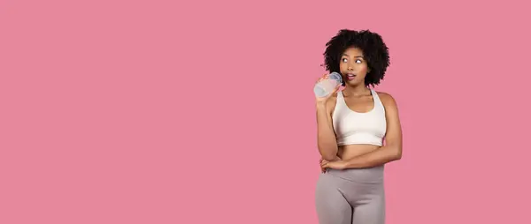 Fitnessgerichte Jonge Zwarte Vrouw Met Krullend Haar Het Dragen Van — Stockfoto
