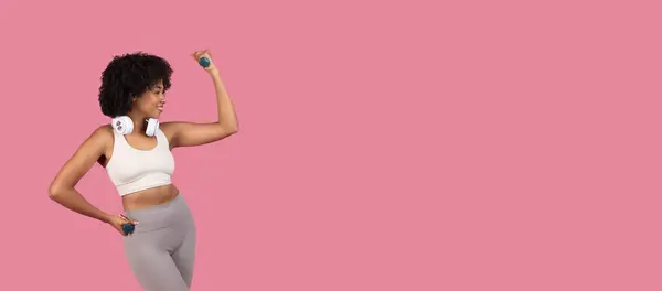 Σίγουρη Νεαρή Μαύρη Γυναίκα Fitness Ενθουσιώδης Κάμπτει Bicep Της Ενώ — Φωτογραφία Αρχείου