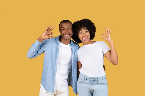 Glada Afroamerikanska Par Gör Okej Tecken Med Händerna Man Blå — Stockfoto