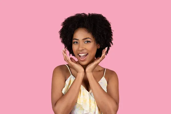 Kıvırcık Saçlı Neşeli Gülümseyen Afro Amerikan Bir Kadın Iki Eliyle — Stok fotoğraf