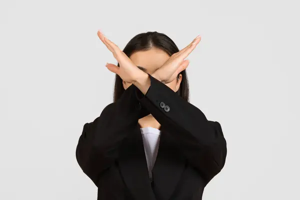 Profesjonalna Młoda Bizneswoman Czarnym Garniturze Robi Gest Znaku Timeout Rękami — Zdjęcie stockowe