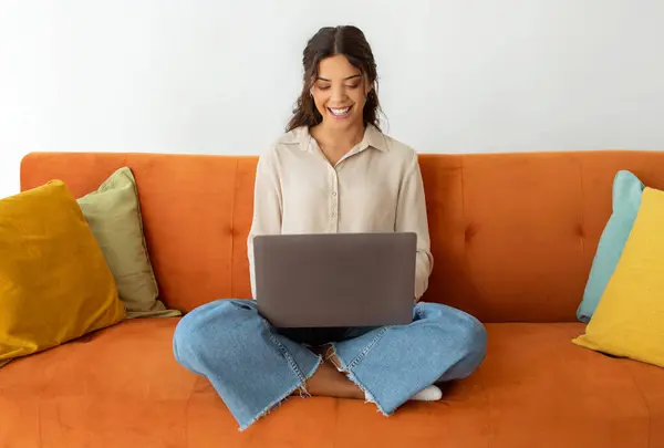 Comunicação Online Retrato Bela Jovem Mulher Usando Laptop Casa Feliz — Fotografia de Stock