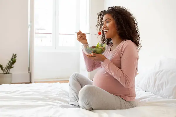 Krásná Černošky Těhotná Žena Zářivým Úsměvem Jíst Čerstvý Zeleninový Salát — Stock fotografie
