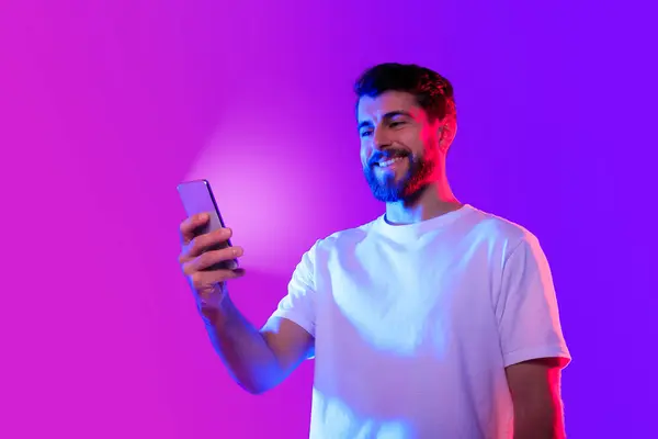 Mobiel Plezier Vrolijke Blanke Man Scrollen Door Een Smartphone App — Stockfoto
