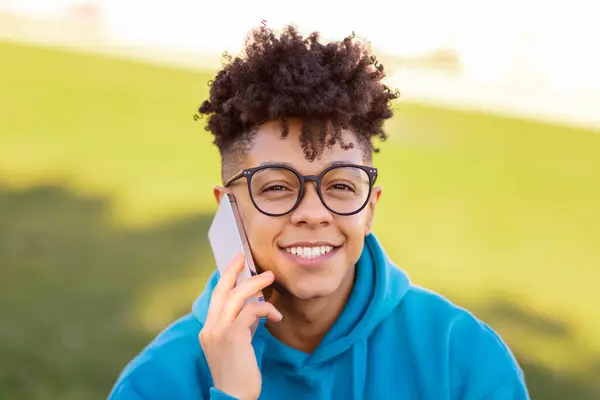 Porträt Eines Lächelnden Schwarzen Studenten Mit Brille Der Freien Park — Stockfoto