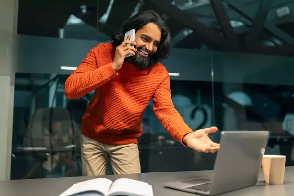 Indický Muž Manažer Multitasking Moderní Tmavé Kanceláři Mluvit Telefonu Klientem — Stock fotografie