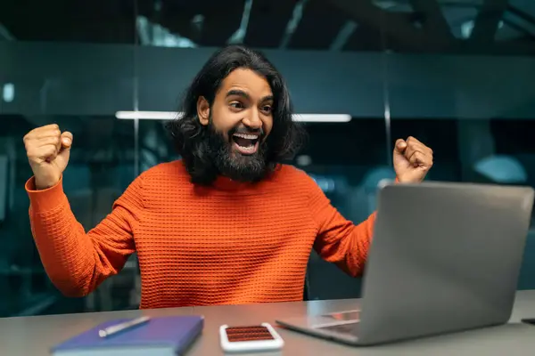 Эмоциональный Красивый Бородатый Начинающий Индиец Смотрящий Экран Ноутбука Кричащий Жестикулирующий — стоковое фото