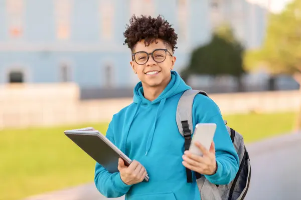 Εφαρμογή Ηλεκτρονικής Μάθησης Χαρούμενος Μαύρος Φοιτητής Που Χρησιμοποιεί Smartphone Χαμογελώντας — Φωτογραφία Αρχείου